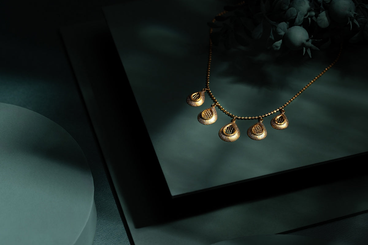 A picture of a necklace on a table