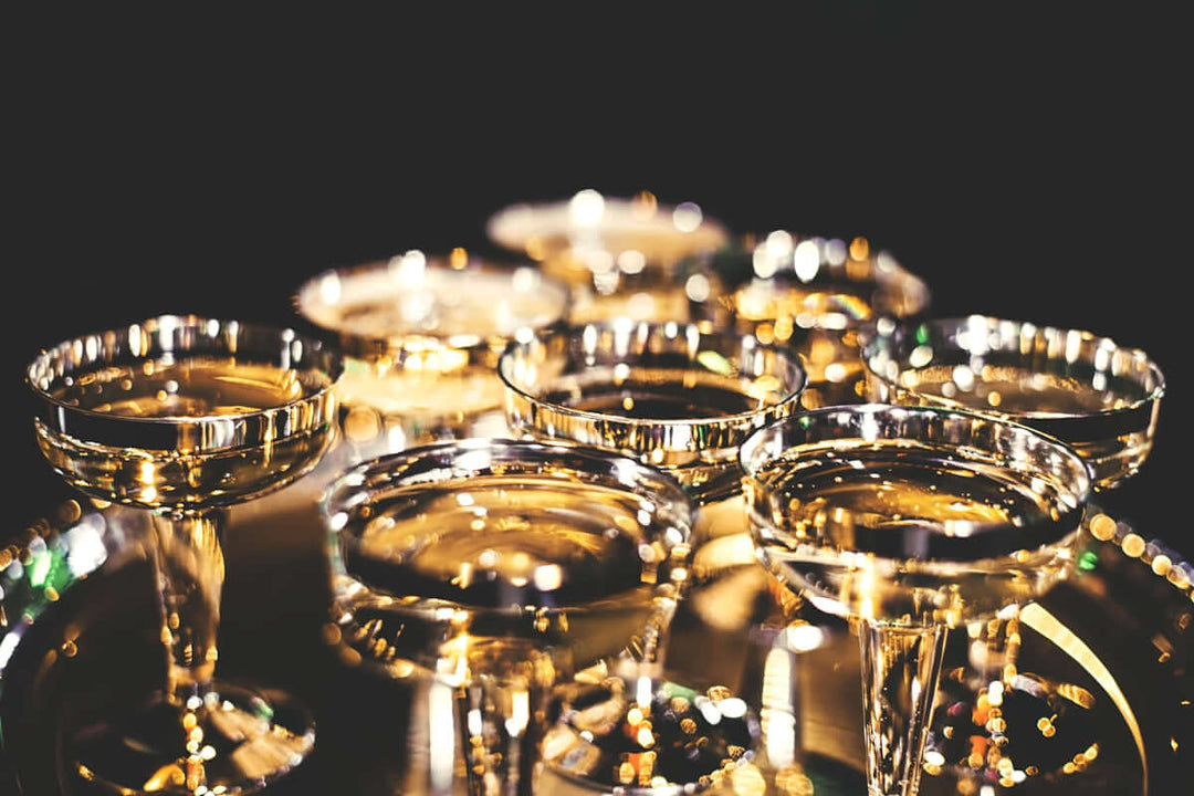 Elegante champagne -bril schijnt op een dienblad, perfect voor feesten en feestelijke gelegenheden.