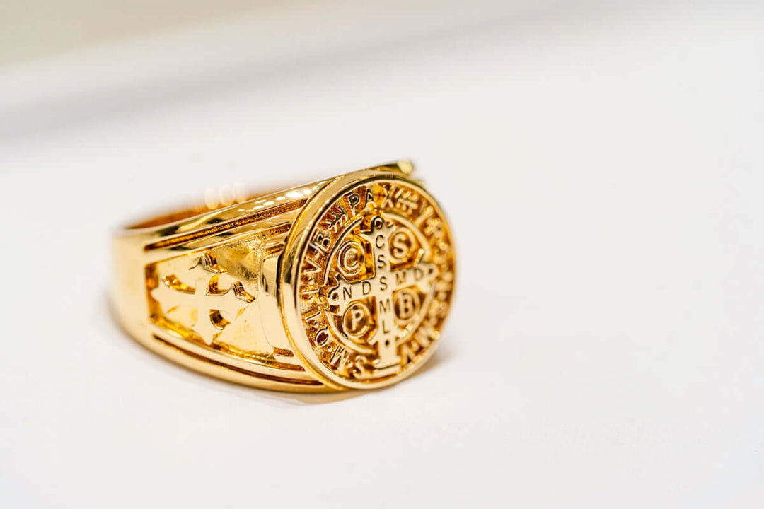 Goudring met een cirkelvormig ontwerp met ingewikkelde gravures, met een mix van elegantie en vakmanschap.