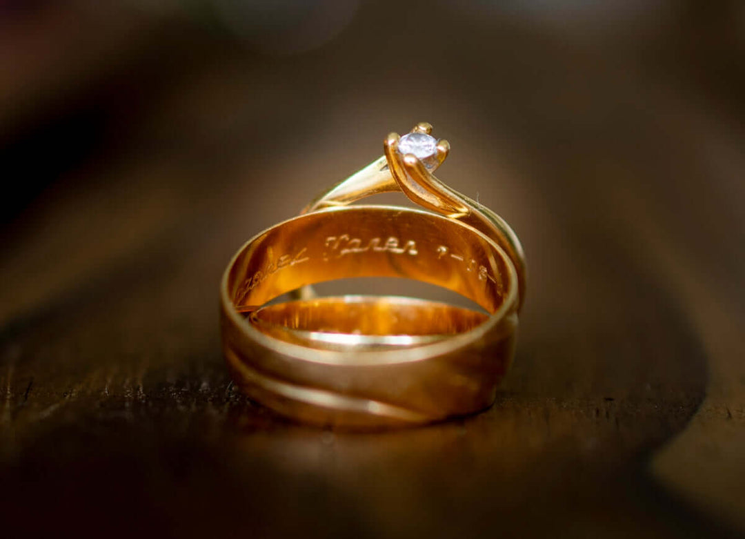 Close-up van een elegante gouden ovale diamant solitaire ring met ingewikkelde wervelingen die verfijning en tijdloze schoonheid weerspiegelen.