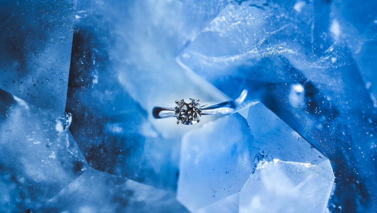Zilverkleurige ring met heldere edelsteen in ijs