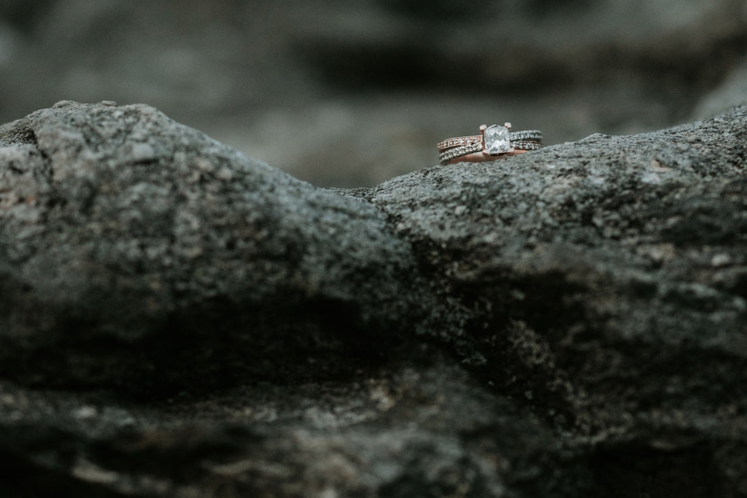 Anello incrostato di gemella chiara di colore oro sulla roccia