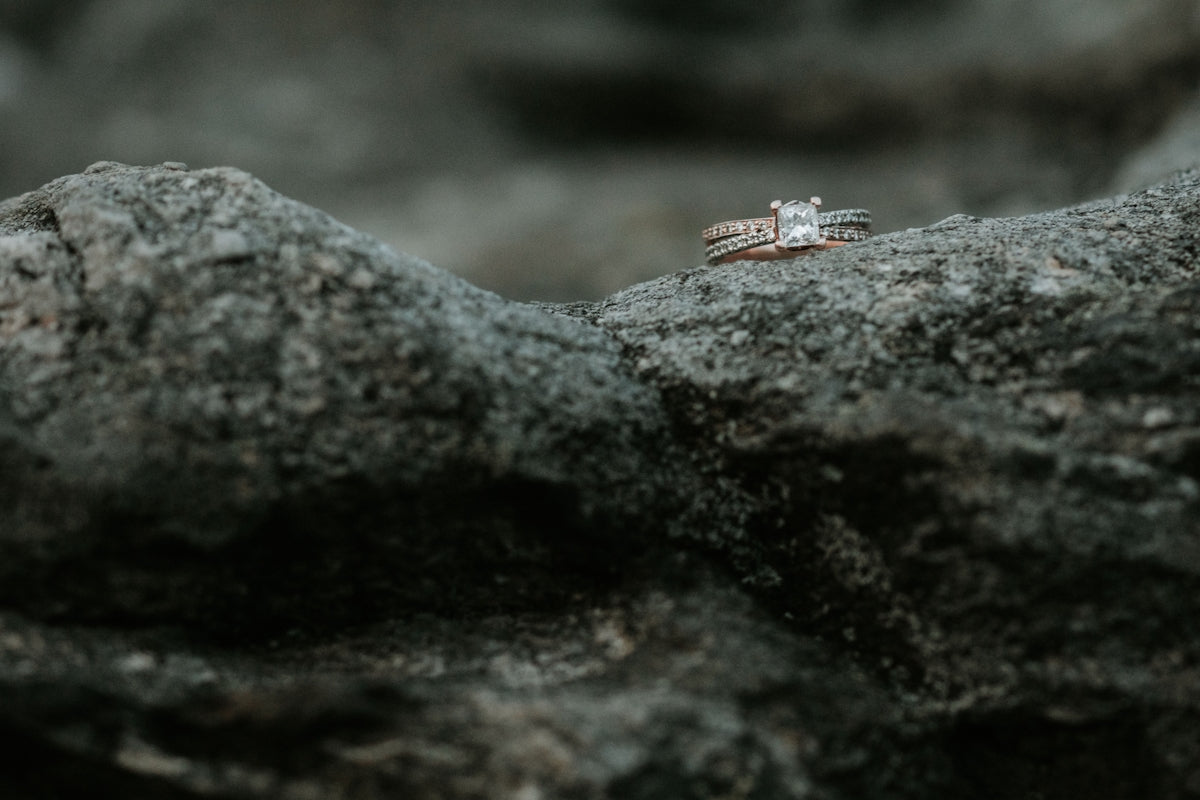 Anello incrostato di gemella chiara di colore oro sulla roccia