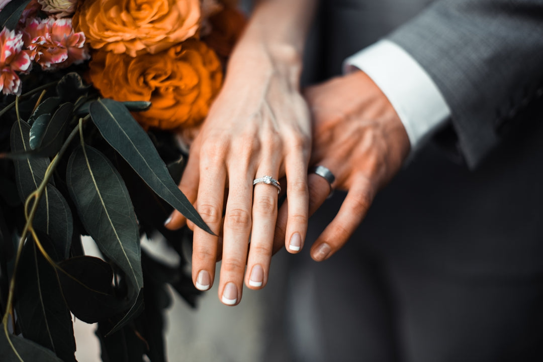 Uomo e donna che indossa anelli di colore argento