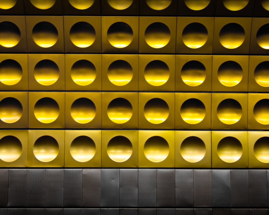 Minimalistische fotografie van goud en grijze polka-dot muur