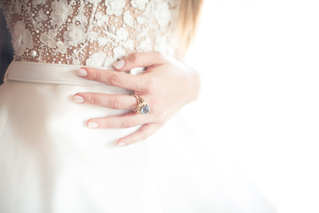 Donna che indossa un anello solitario color oro