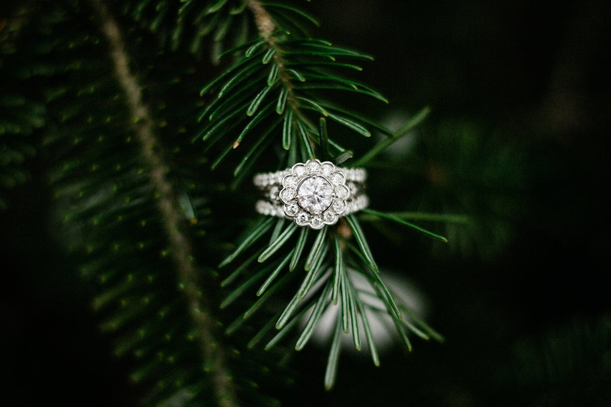 Silberfarbener Ring