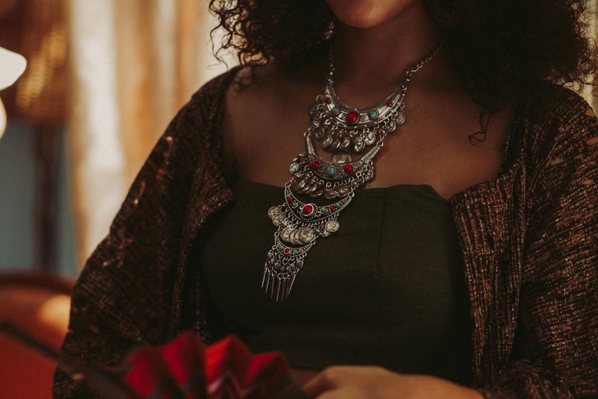 Donna che indossa una collana di pettorale di colore argento