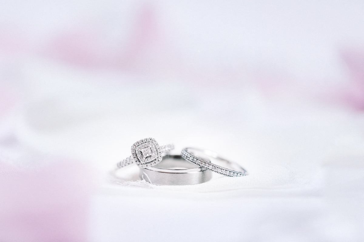 anello con borchie di diamanti argento su superficie bianca