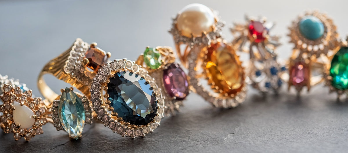 anello di pietra pregiata d'oro e verde