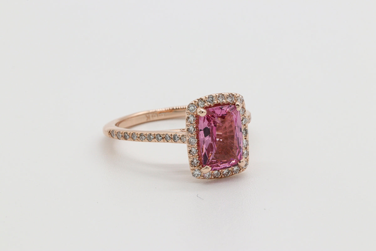 Gold- und rosa Steinring