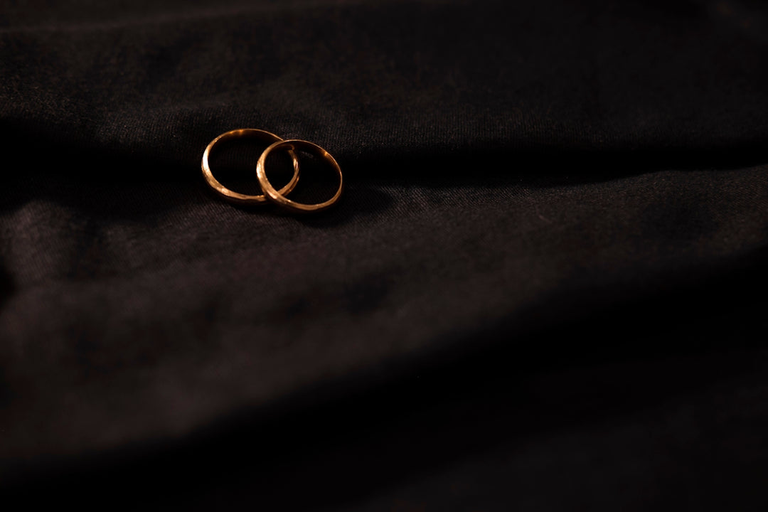 Candamento nuziale d'oro su tessile nero