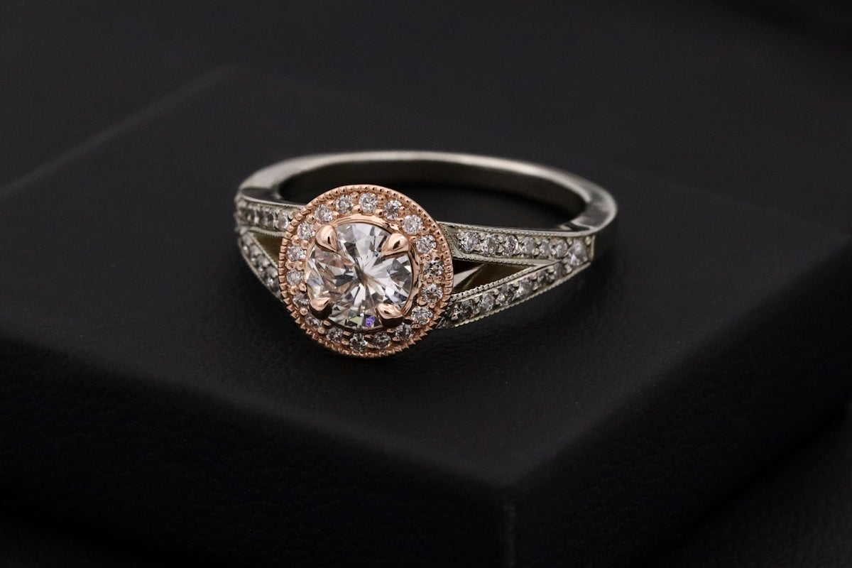 anello di diamanti argento su scatola nera