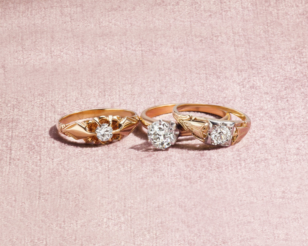 Zilveren en diamanten ring op wit textiel