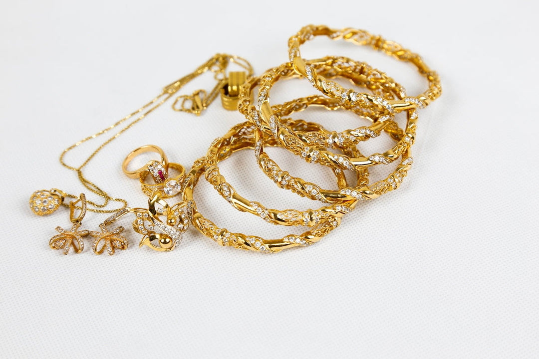 Collana a catena dorata sulla superficie bianca