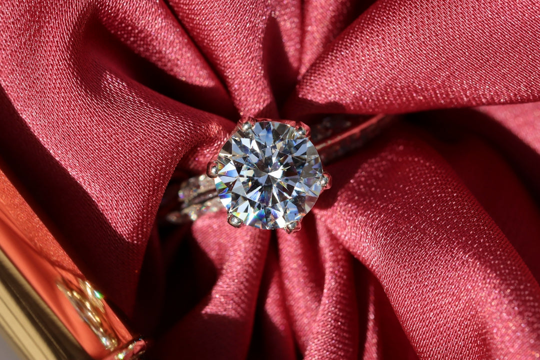 Silber -Diamantring auf rotem Textil