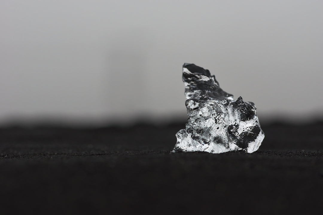 Pietra in bianco e nero sull'acqua