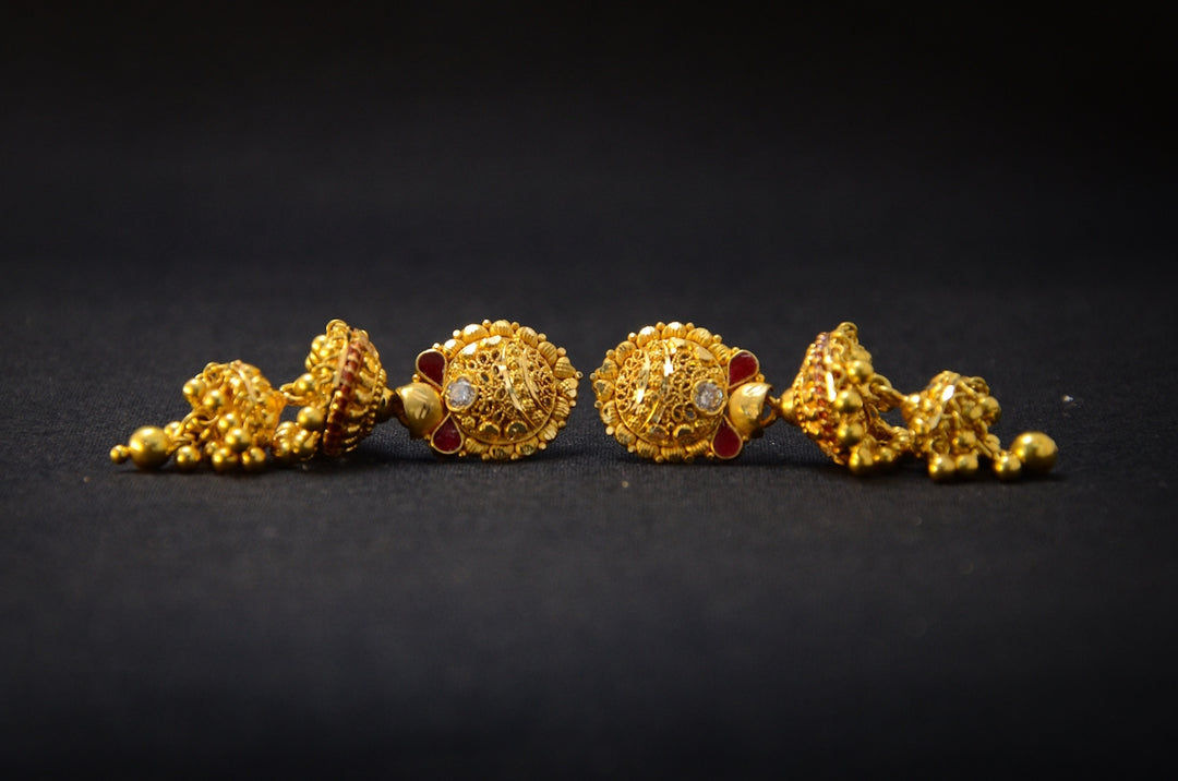 Gold- und Silberperlenarmbänder