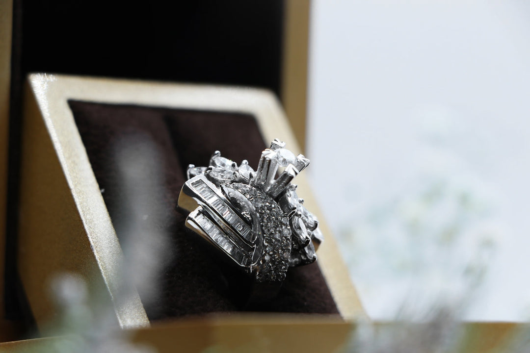 Cushion Diamond Solitaire -ring werd elegant weergegeven in een juwelenbox met perfecte details en schittering.