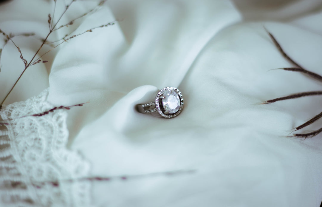 Un primo piano di un anello su un panno bianco