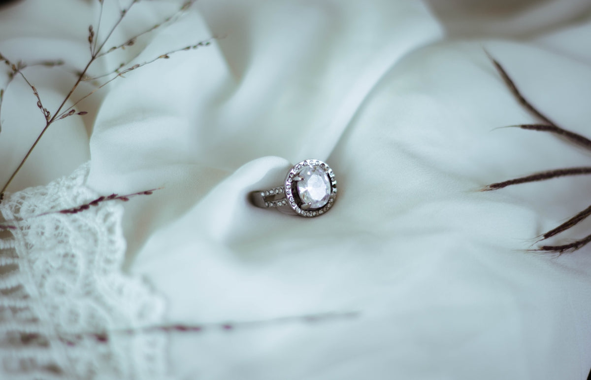 Un primo piano di un anello su un panno bianco