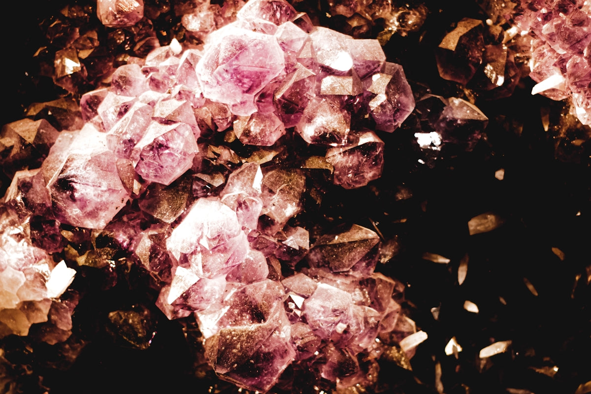 Un mucchio di cristalli rosa seduti sopra un tavolo