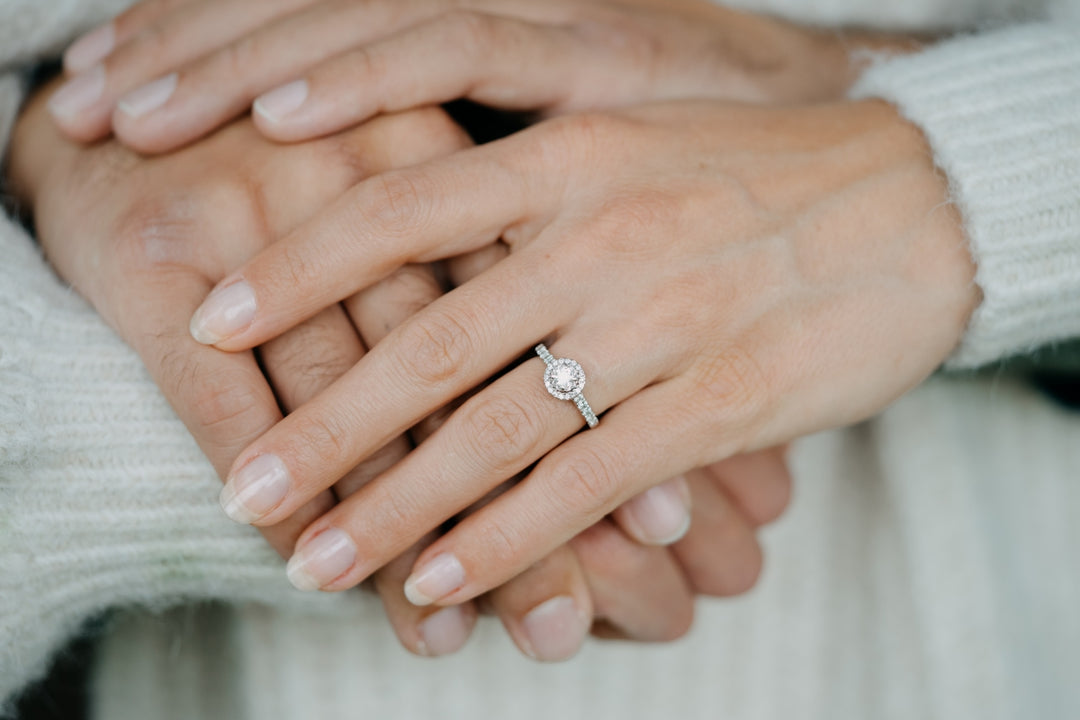 Un primo piano di due persone che si tengono per mano