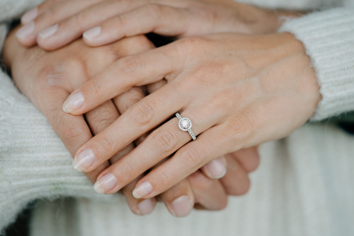 Un primo piano di due persone che si tengono per mano