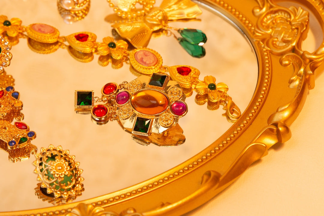 una collana d'oro e rossa