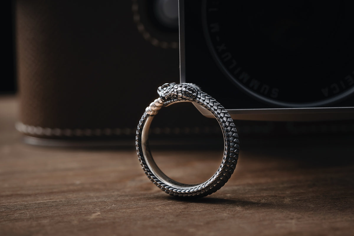 un primo piano di un anello su un tavolo