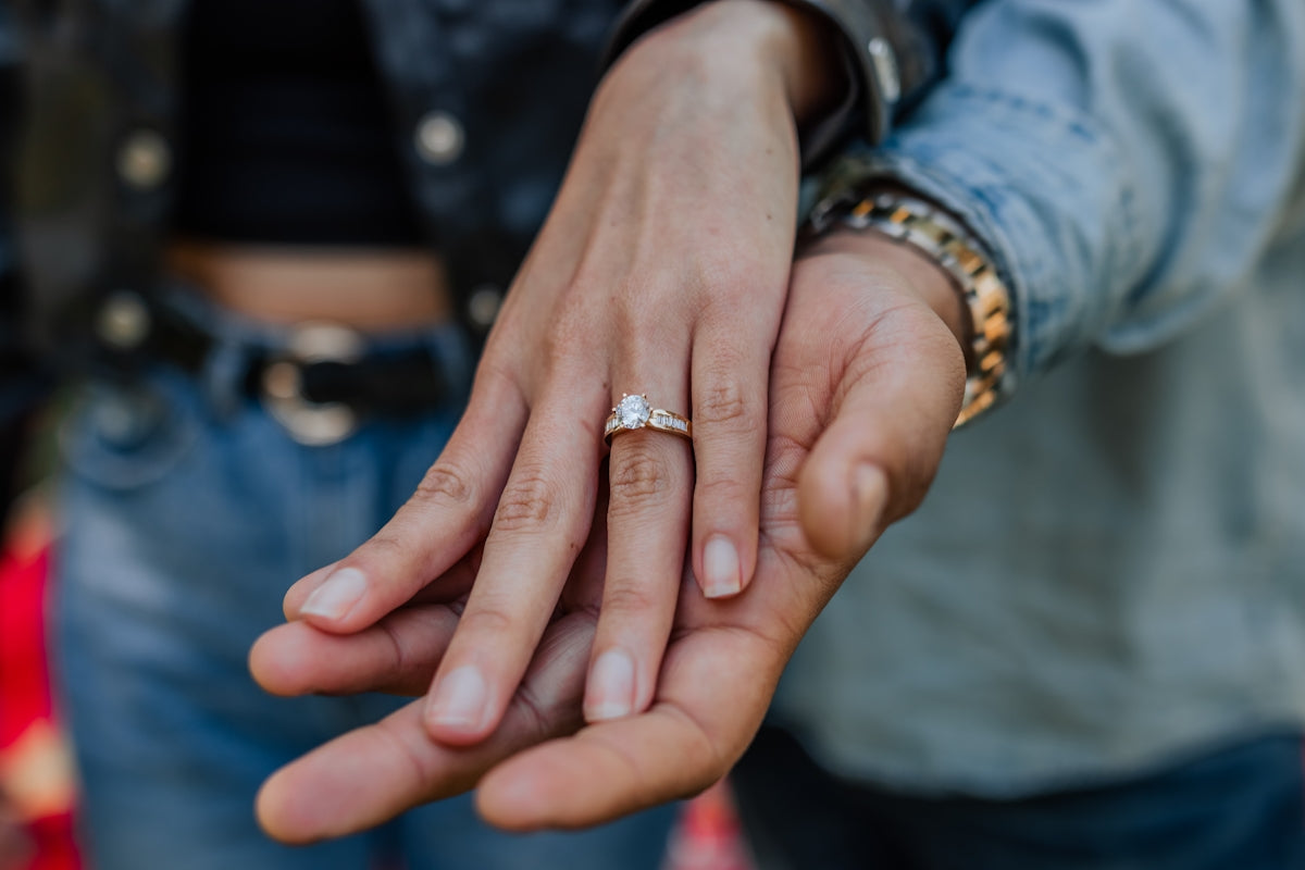 Un primo piano di due persone che si tengono per mano