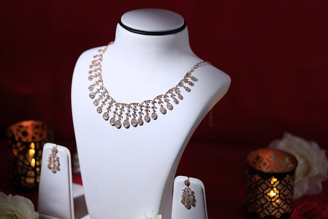 un manichino bianco con una collana e orecchini
