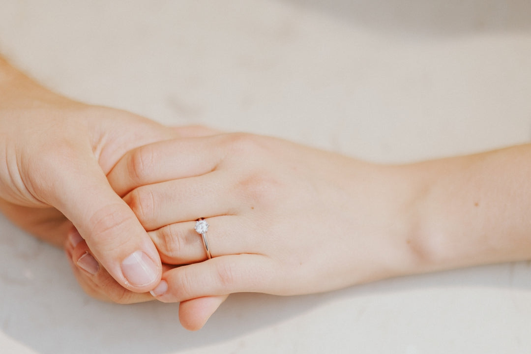 un primo piano di una persona che tiene la mano di un'altra persona