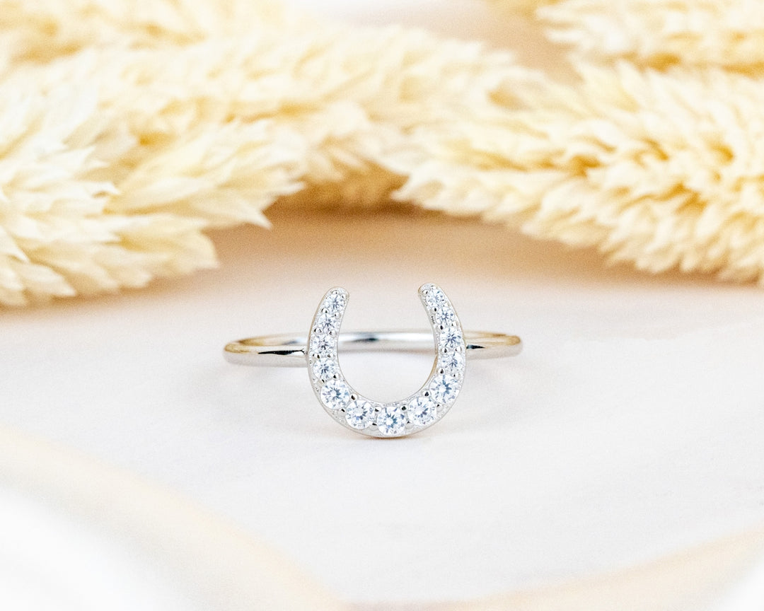 Eine Nahaufnahme eines Rings auf einer weißen Oberfläche
