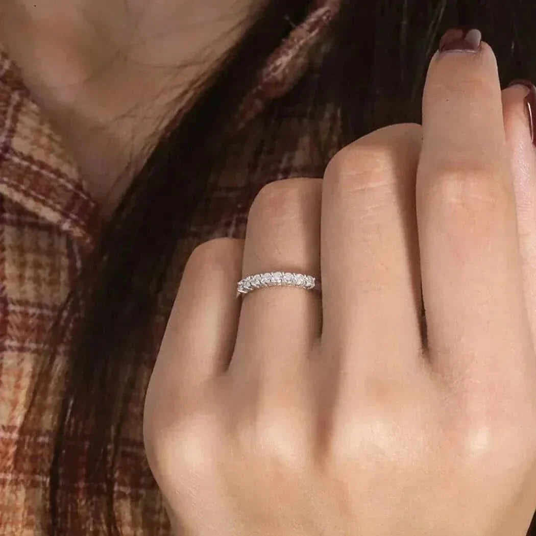 10K Weißgold Moissanit Halb-Ewigkeit-Ring
