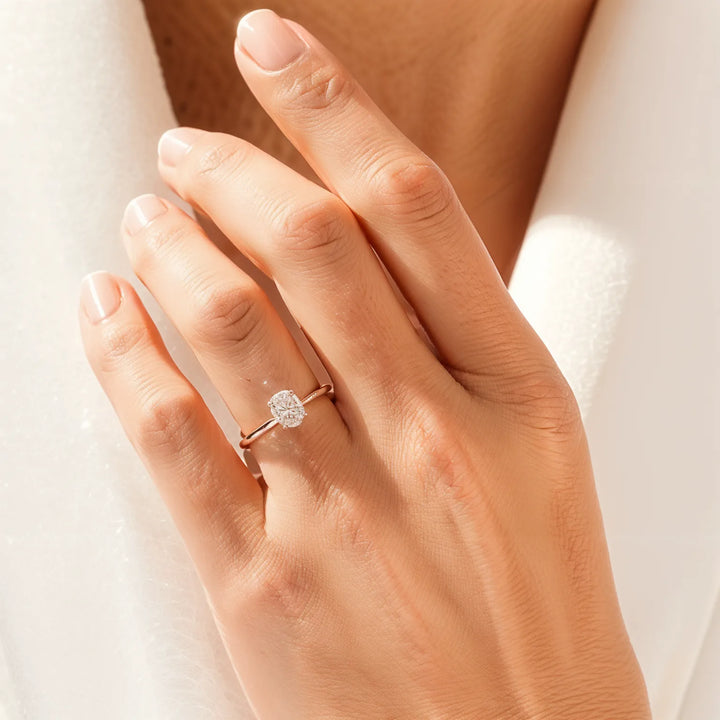Verborgen halo ovaal gesneden verlovingsring met diamantaccenten