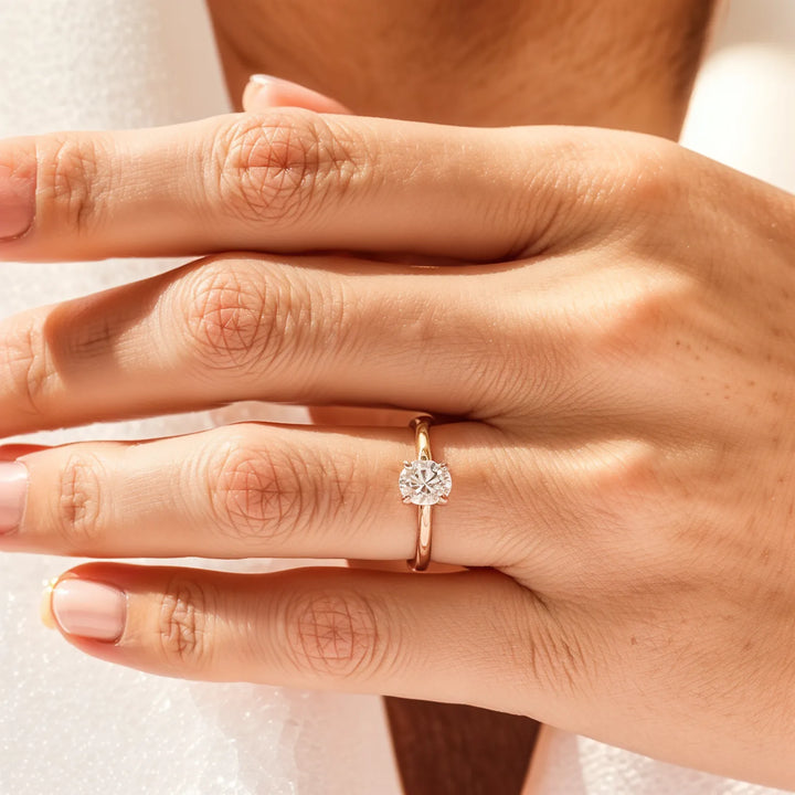Verborgen halo ovaal gesneden verlovingsring met diamantaccenten