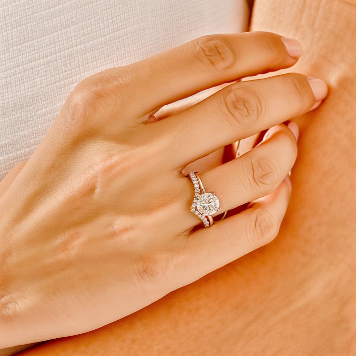 Round Cut Solitaire met Pavé Chevron Bridal Set