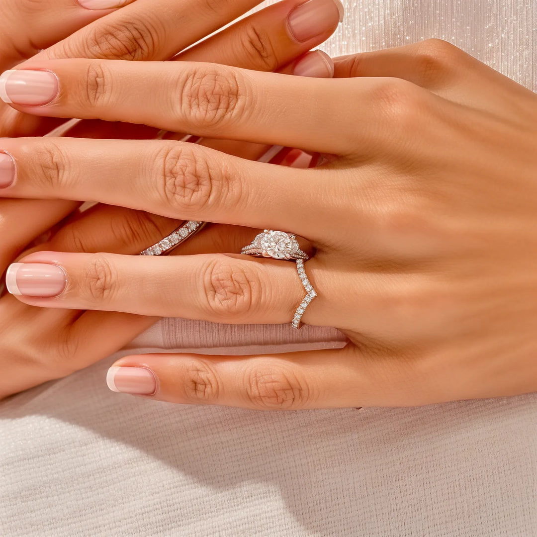 Round Cut Solitaire met Pavé Chevron Bridal Set
