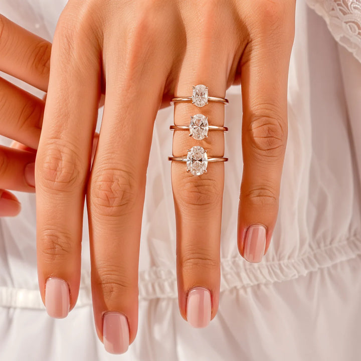 Bague de fiançailles au solitaire ovale avec accents de diamant