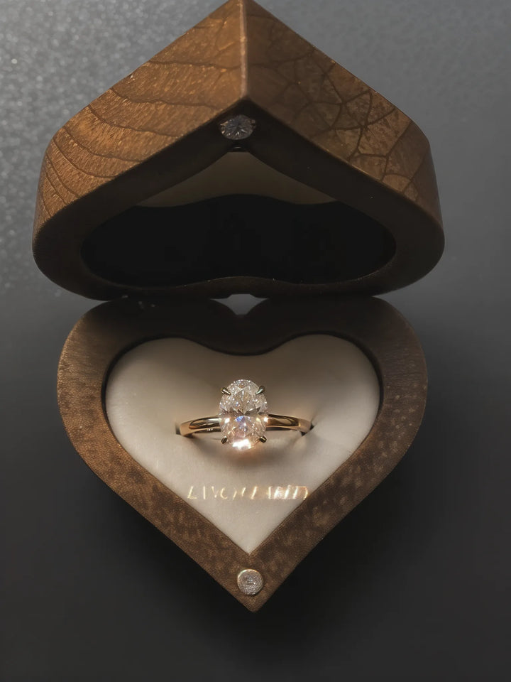 Bague de fiançailles au solitaire ovale avec accents de diamant