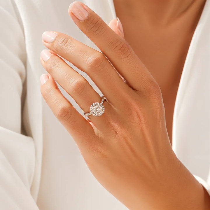 Kussen gesneden halo verlovingsring met diamantaccenten