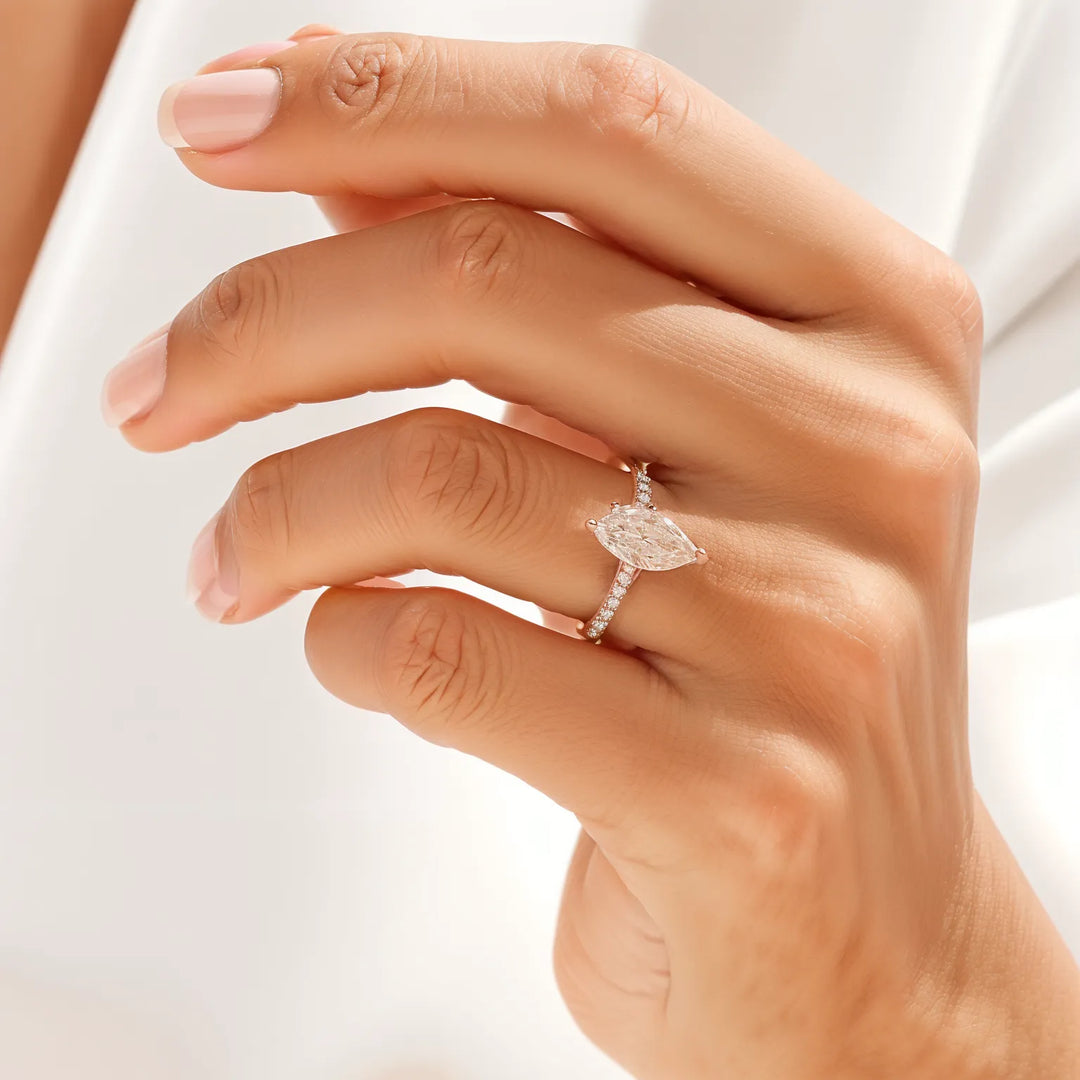 Cathedral Marquise Cut Engagement Ring met diamantaccenten