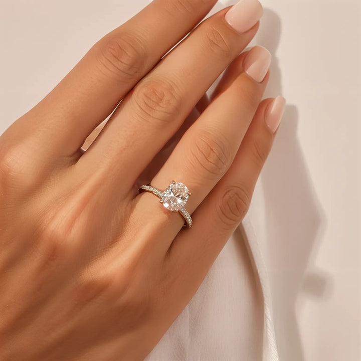 Cathédrale des accents de diamant ovale anneau de fiançailles