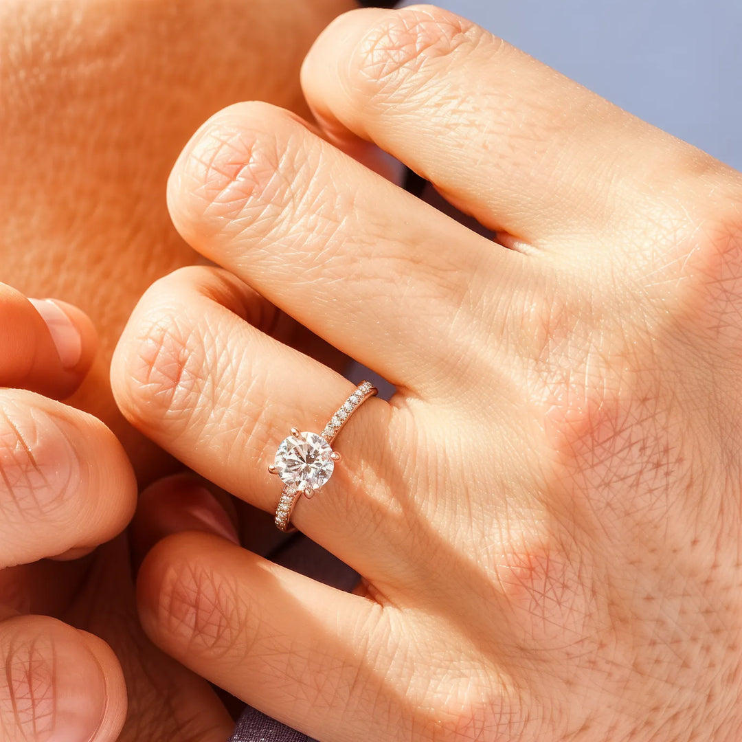 Cathedral Round Cut Diamond Accenten verlovingsring met kanaalsetband