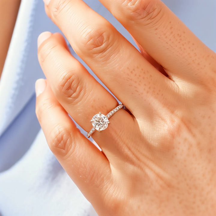 Cathedral Round Cut Diamond Accenten verlovingsring met kanaalsetband