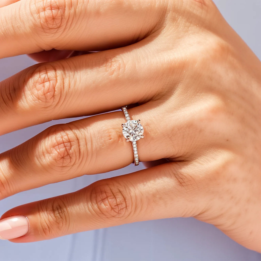 Kanaalset ronde diamant accenten verlovingsring