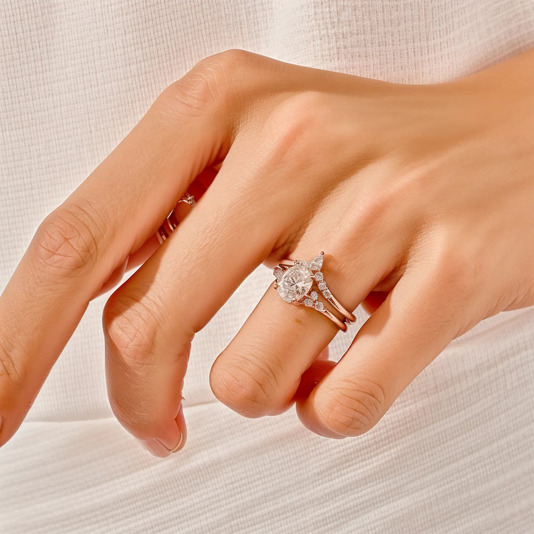 Oval Cut Diamond Accent Cluster Brautset