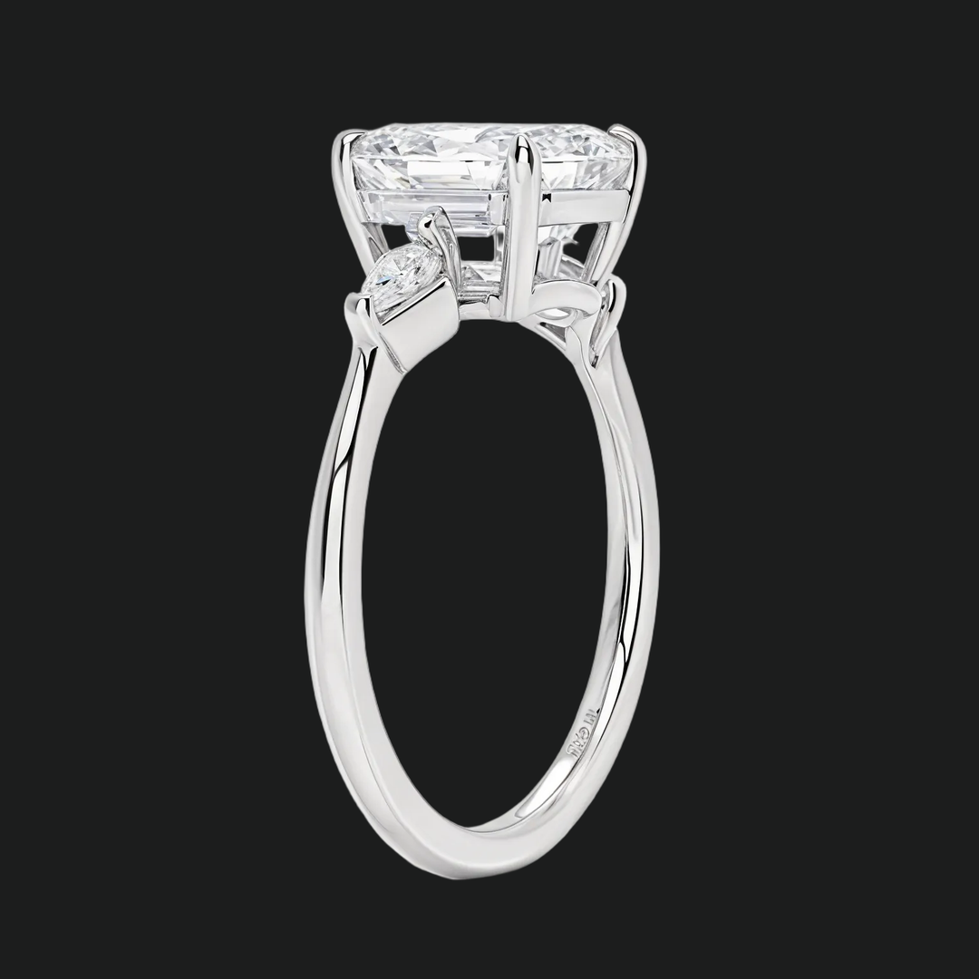 Cometa Asscher Cut Three Stone Diamond Accenten verlovingsring