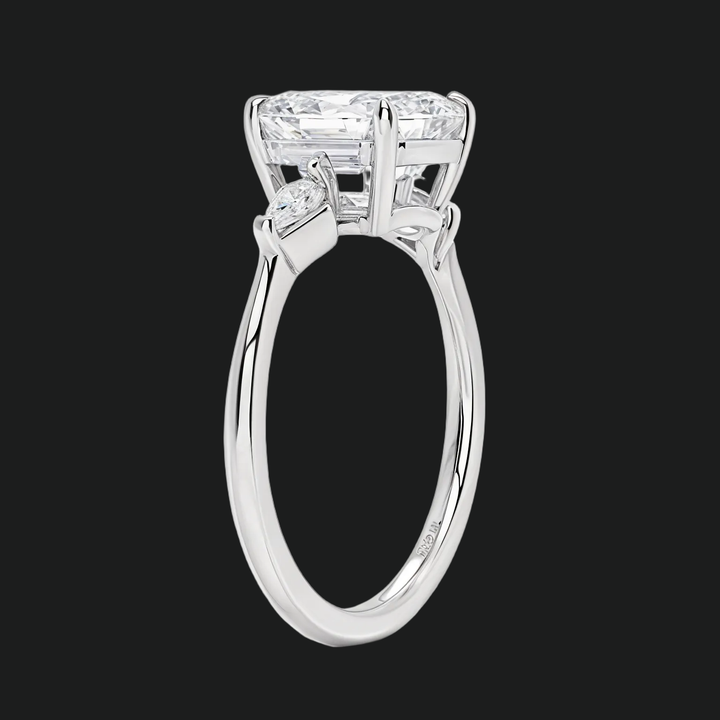Cometa Asscher Cut Three Stone Diamond Accenten verlovingsring